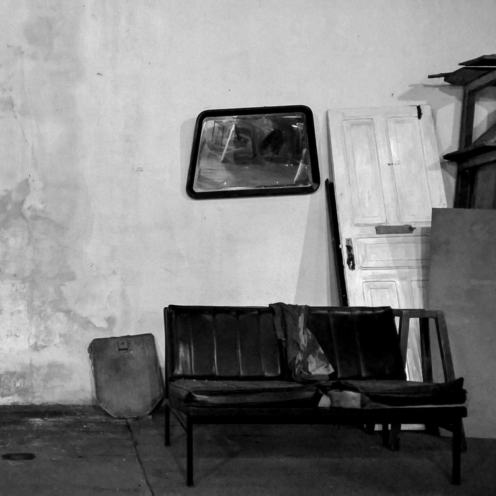 Photo noir et blanc d'une pièce abandonnée 