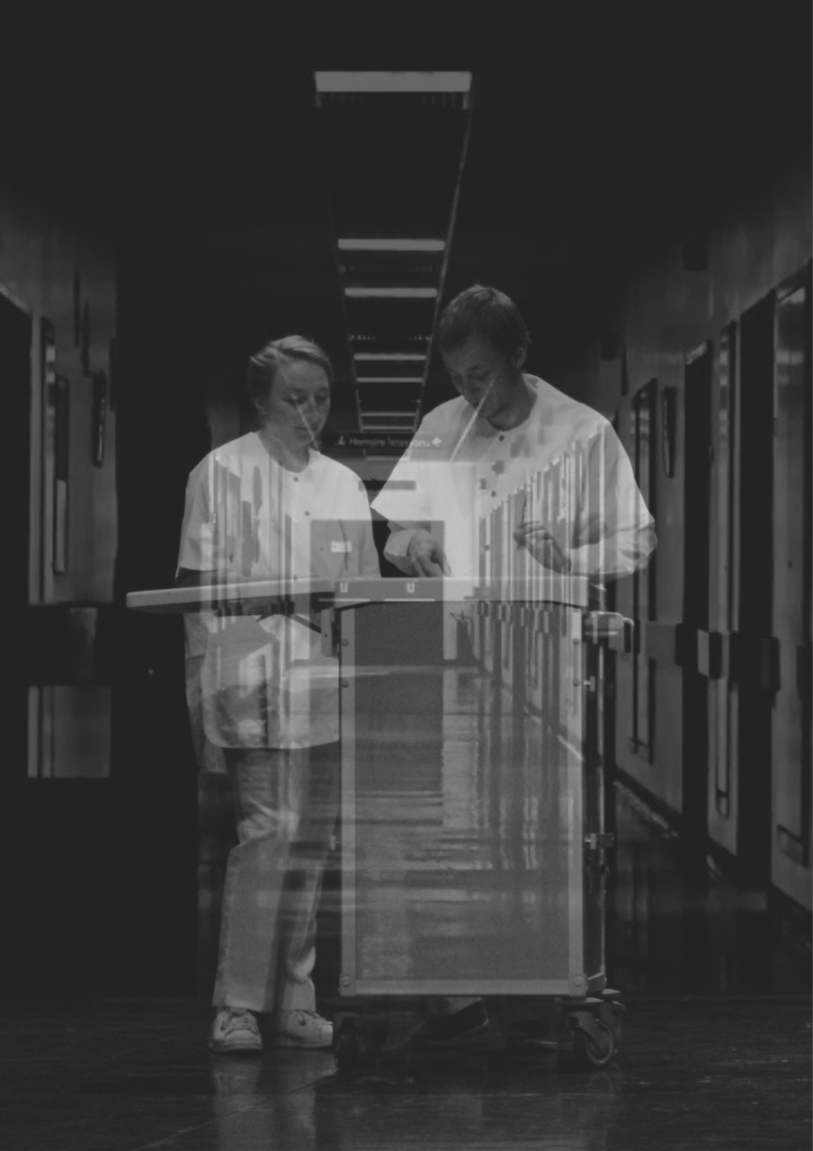 Photo noir et blanc de deux personnes dans un hôpital 