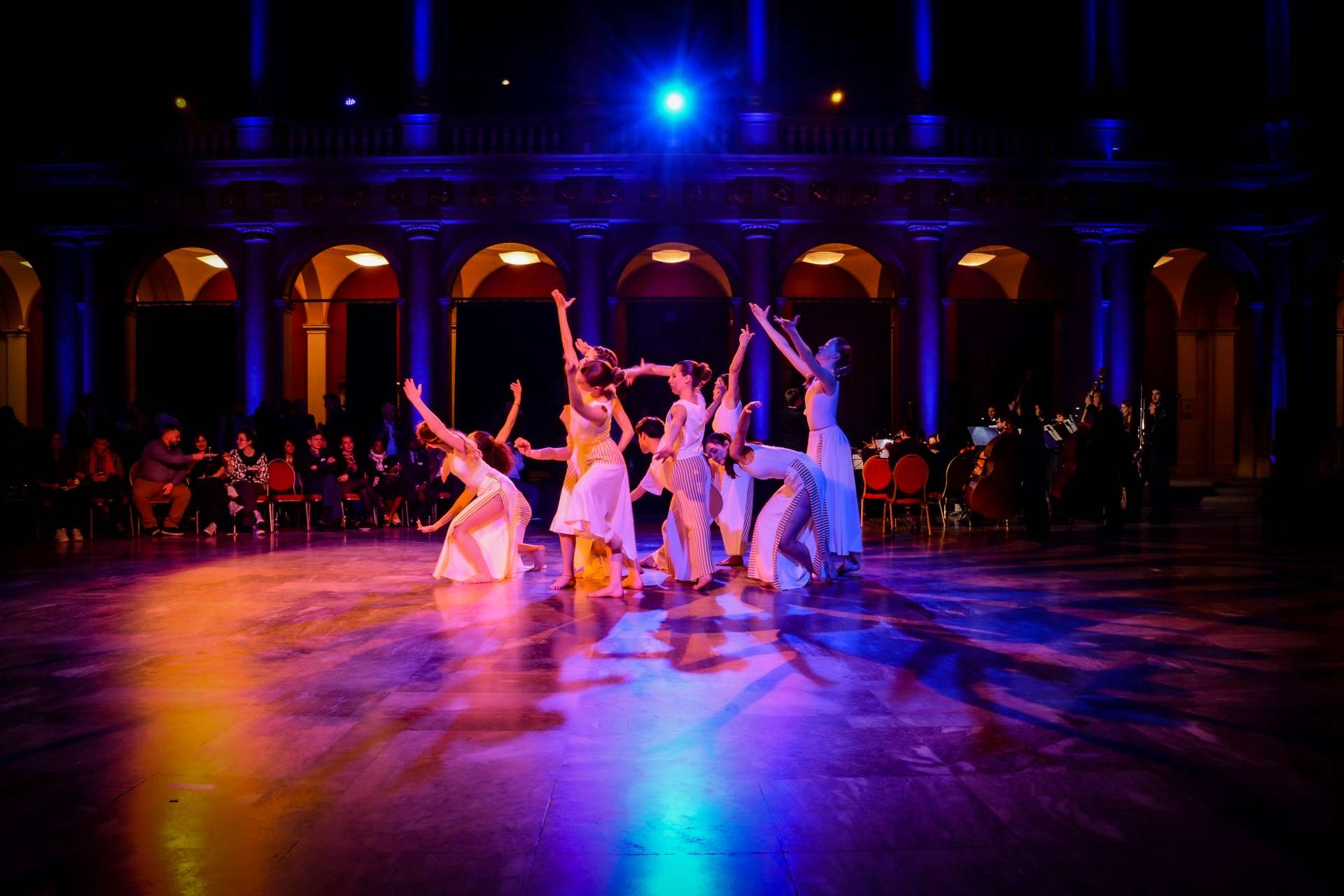 Photo d'un groupe de danseuses du JBUS pendant une représentation au Palais Universitaire de Strasbourg