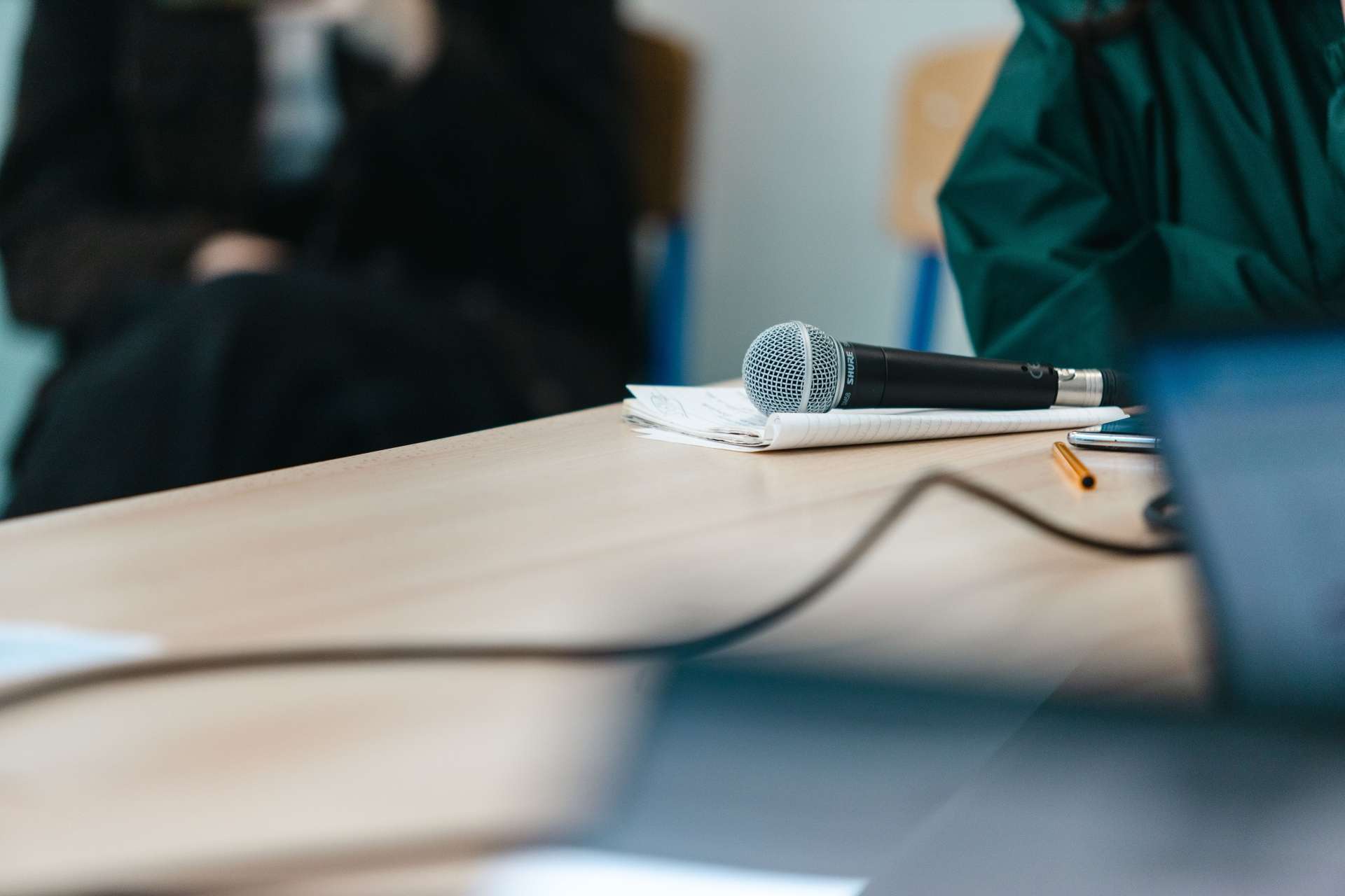 Photo d'un atelier radio : un micro est posé sur une table avec deux ordinateurs qu'on distingue sur les bords de l'image.