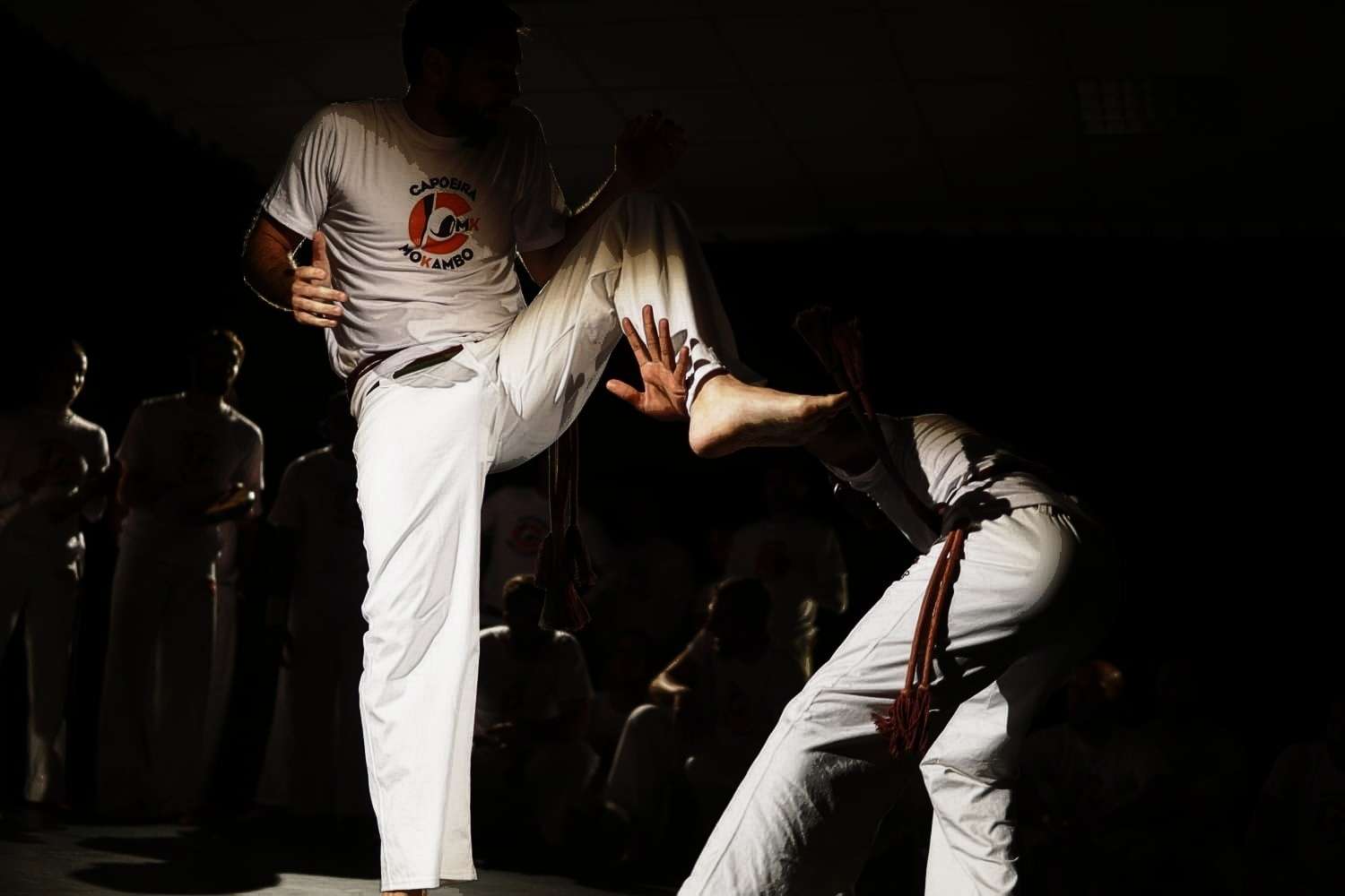 Photo de deux danseurs de capoeira