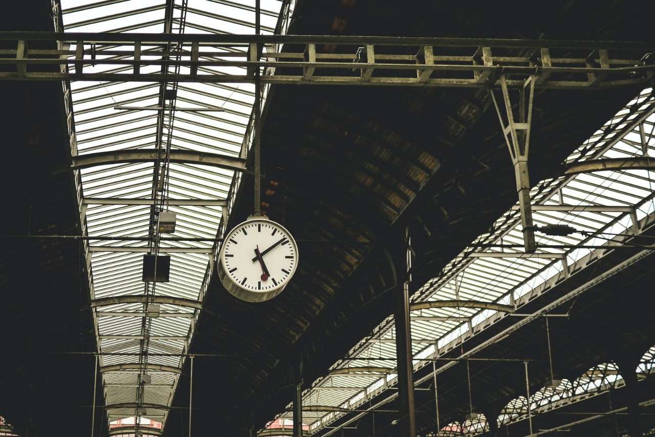 Image d'une gare avec une horloge 