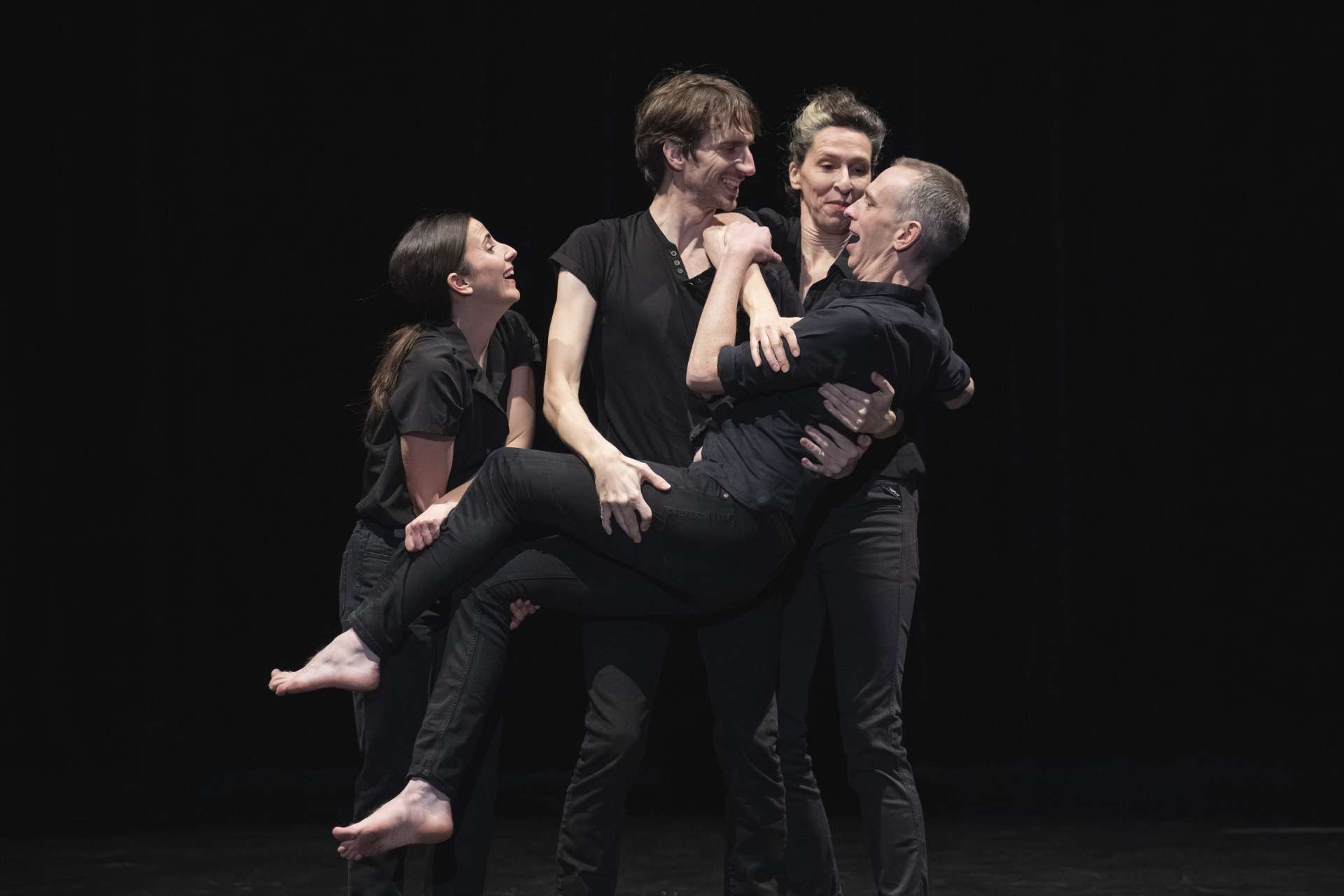 Photo du spectacle Je badine avec l'amour de Sylvain Riéjou : Trois danseurs et danseuses portent un quatrième danseur dans leurs bras