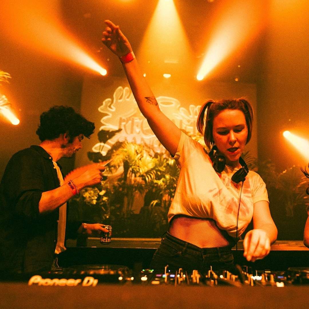 Photo de la DJ Louise Pétrouchka en train de mixer