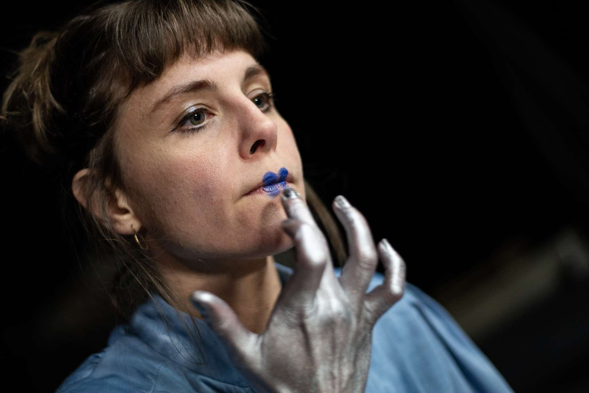 Photo de Fanny Brouyaux pendant le spectacle To be a Schieve or a Romantic Attempt 