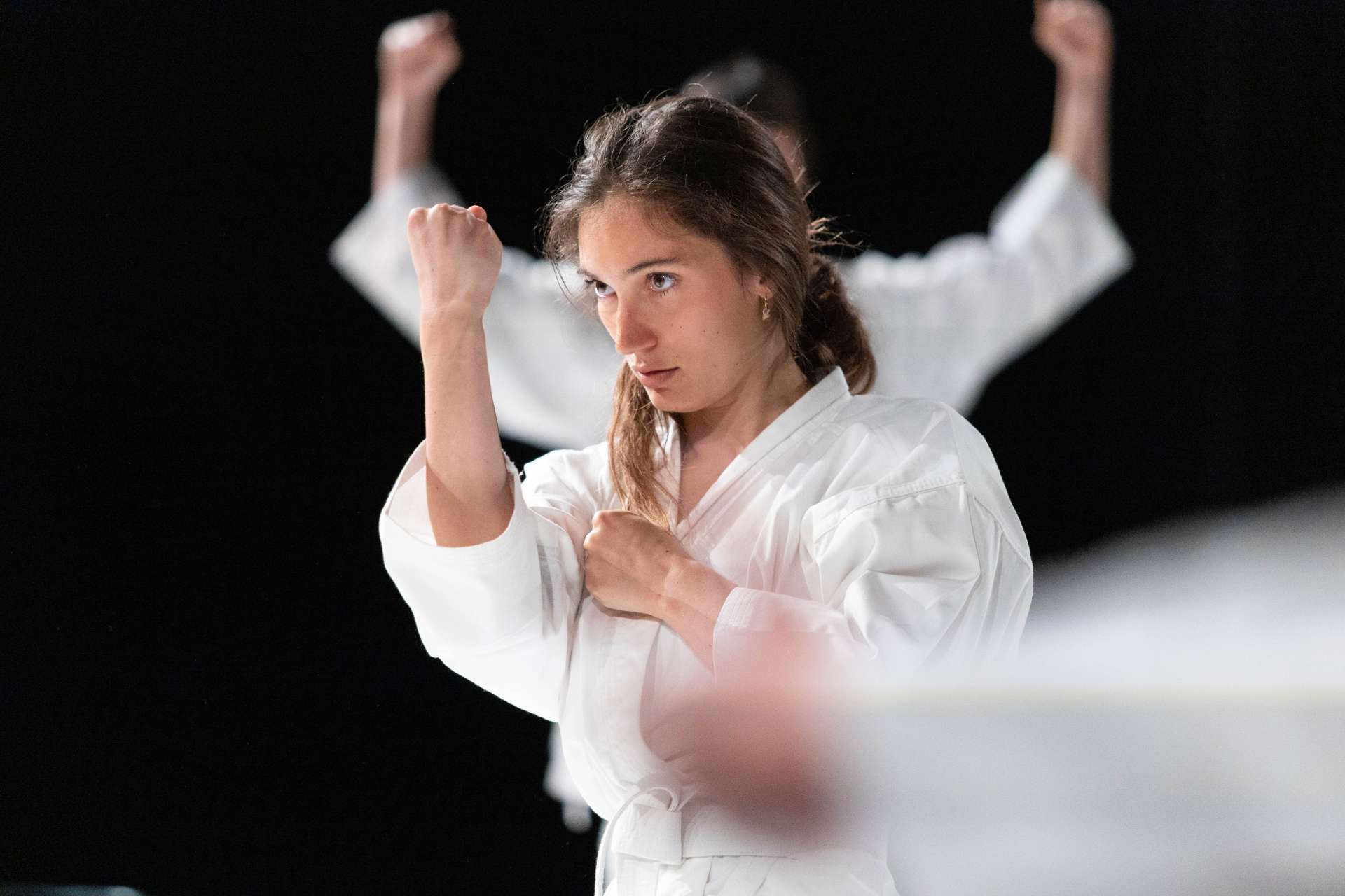 Photo d'une comédienne pendant le spectacle Deux ou trois choses dont je suis sûre